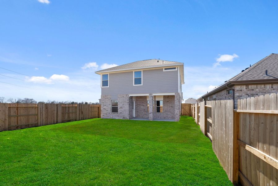 Exterior details and patio area of a home in Creekhaven, Rosharon (Image 4).