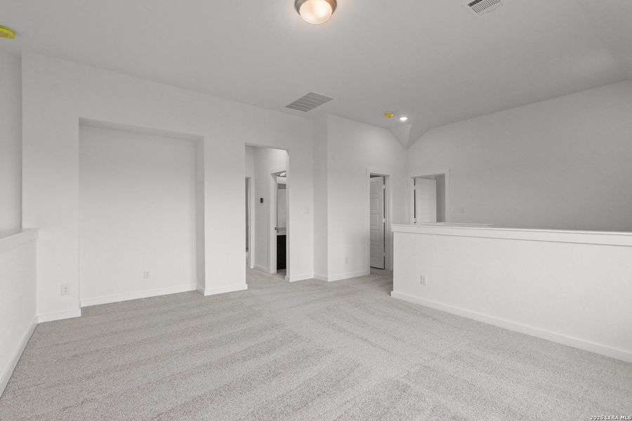 Spacious, unfurnished interior of a new home in Sunflower Ridge, New Braunfels (Image 32).
