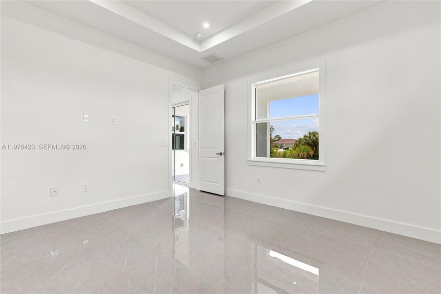 Spacious, unfurnished interior of a new home in , Cape Coral (Image 25).