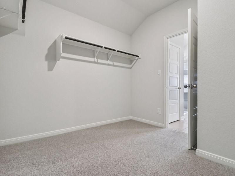 Spacious, unfurnished interior of a new home in Lark Canyon, New Braunfels (Image 16).