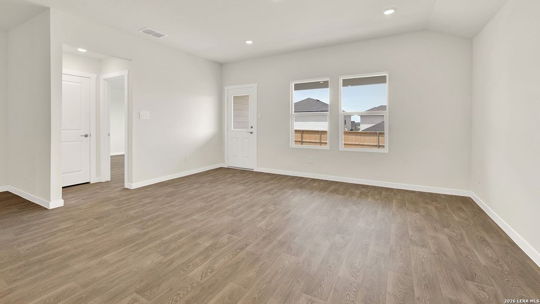 Spacious, unfurnished interior of a new home in Mayfair, New Braunfels (Image 10).