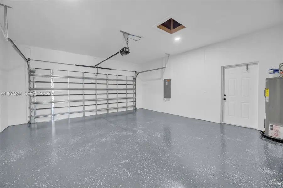 Spacious, unfurnished interior of a new home in , Lehigh Acres (Image 18).