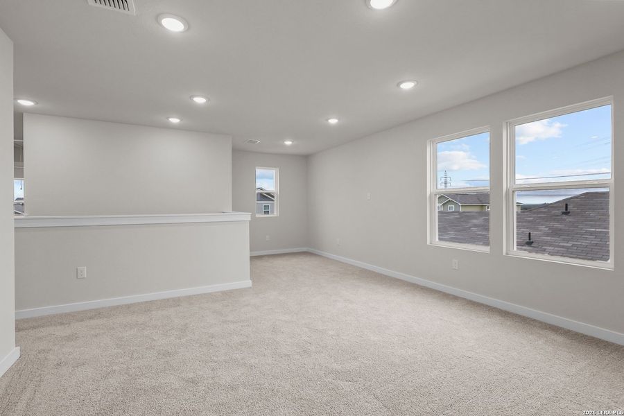 Spacious, unfurnished interior of a new home in Mesa Vista, San Antonio (Image 23).