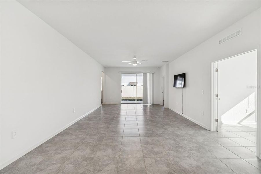 Spacious, unfurnished interior of a new home in Ranches at Lake McLeod, Eagle Lake (Image 24).