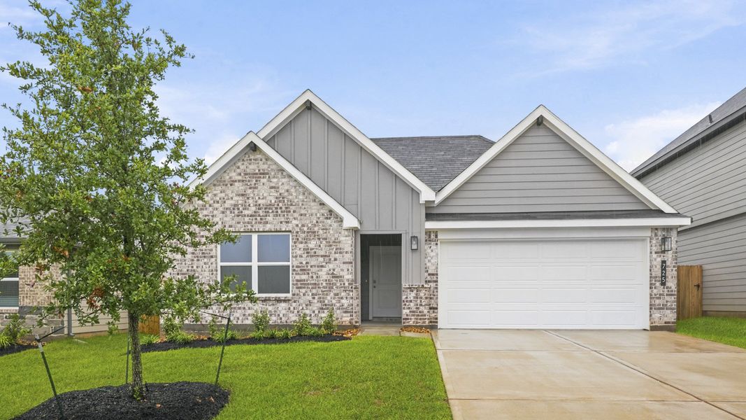 Front exterior of a new home in Silverthorne, Conroe, TX, highlighting curb appeal (Image 2). Front exterior of a new home in Silverthorne, Conroe, TX, highlighting curb appeal (Image 2).