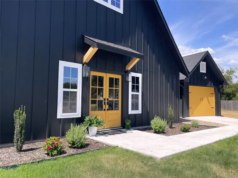 Exterior details and patio area of a home in , Groesbeck (Image 4).