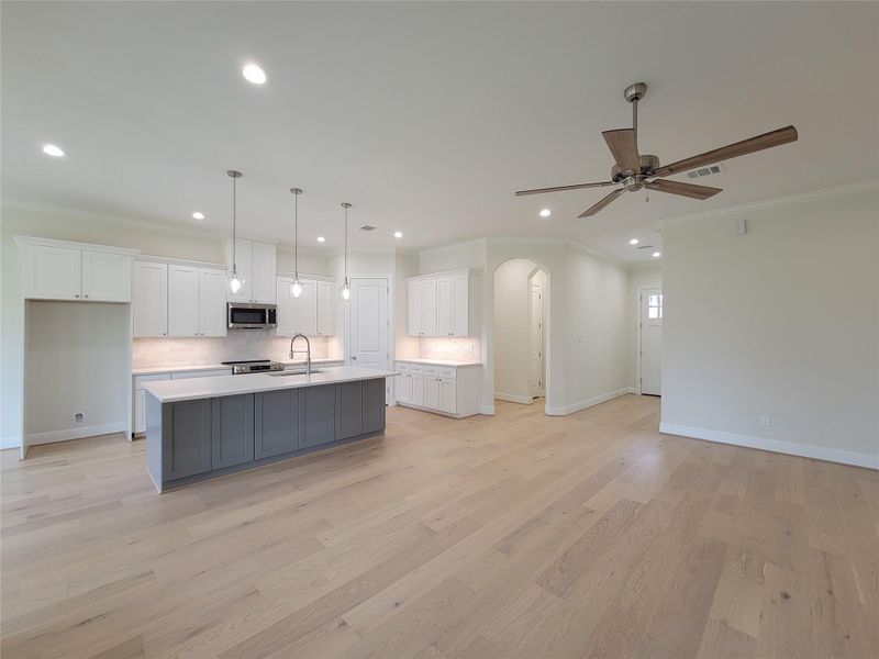 Spacious, unfurnished interior of a new home in , Conroe (Image 30).