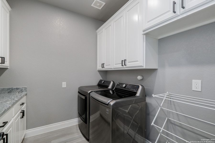 Furnished interior view inside a new home in , La Vernia (Image 15). Furnished interior view inside a new home in , La Vernia (Image 15).