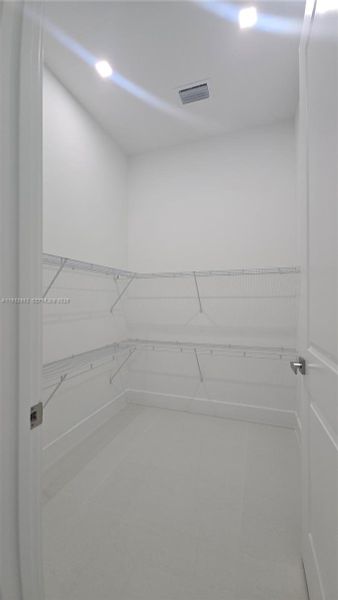 Spacious, unfurnished interior of a new home in , Lehigh Acres (Image 21).