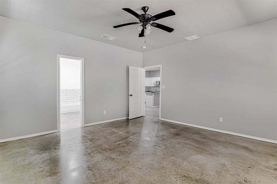 Unfurnished room with ceiling fan