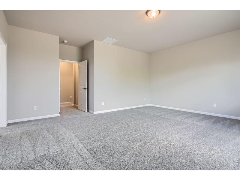Spacious, unfurnished interior of a new home in Farmstead, Berthoud (Image 20).