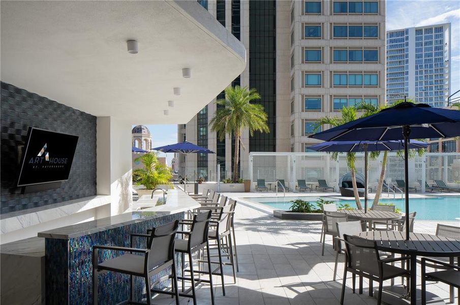 Condo located in St. Petersburg, FL showcasing its design and architecture (Image 3).