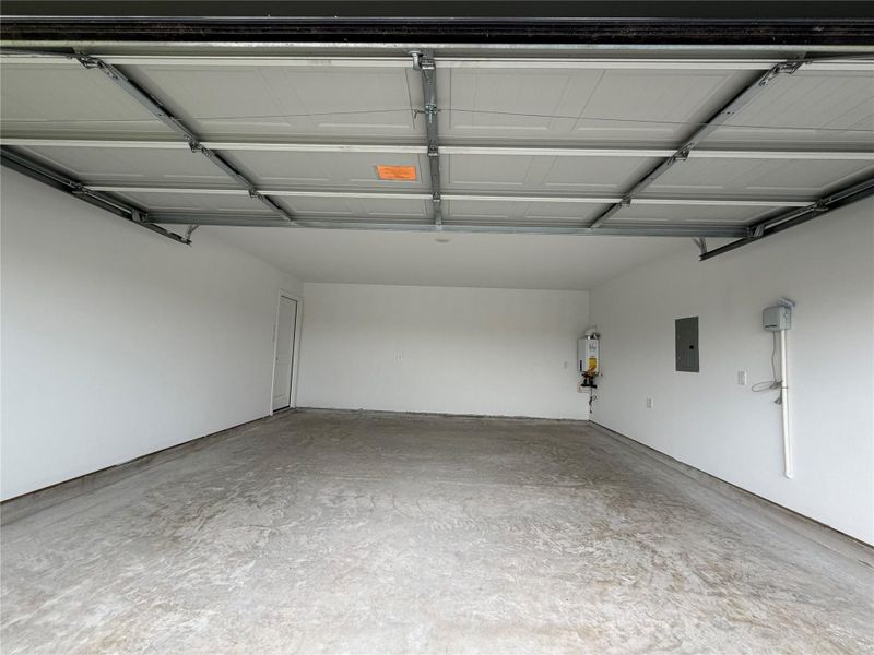 Spacious, unfurnished interior of a new home in Esperanza, Richmond (Image 13).