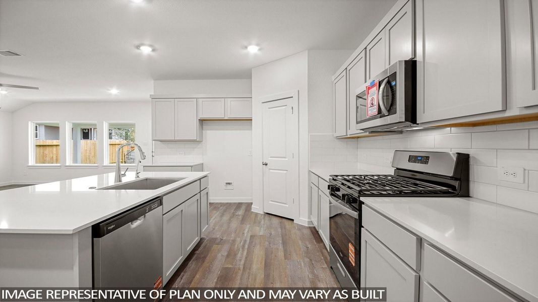 Furnished interior view inside a new home in Silverthorne, Conroe (Image 4).
