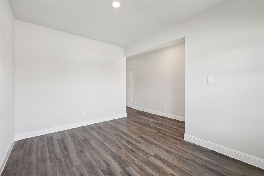 Spacious, unfurnished interior of a new home in Westmoor, Sherman (Image 17).