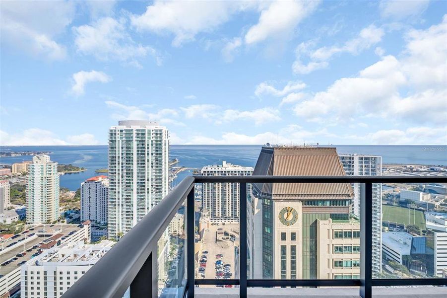 Condo located in St. Petersburg, FL showcasing its design and architecture (Image 40).