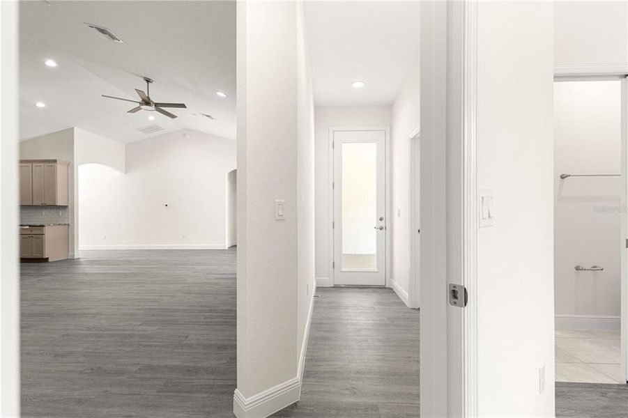 Spacious, unfurnished interior of a new home in , Dunnellon (Image 24).