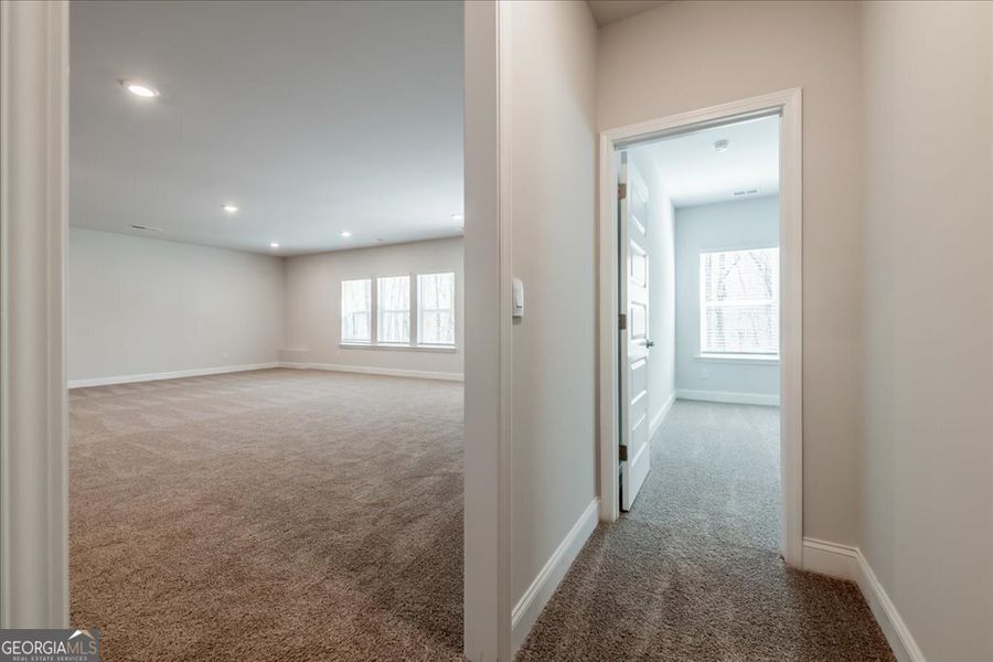 Spacious, unfurnished interior of a new home in Oakview Estates, Macon (Image 40).