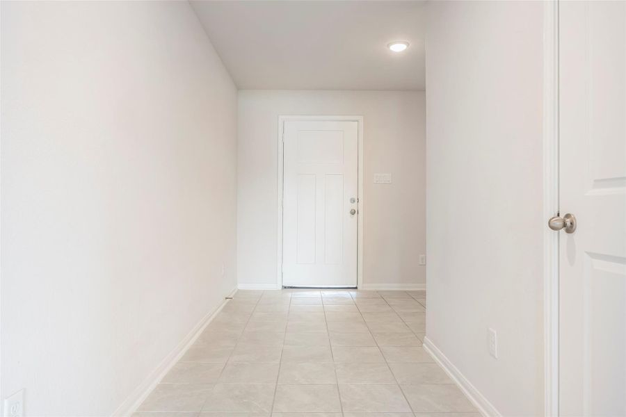 Spacious, unfurnished interior of a new home in Sunterra, Katy (Image 30).