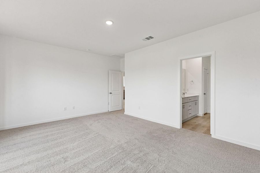 Spacious, unfurnished interior of a new home in Ellerden, Tomball (Image 22).