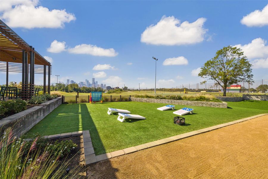 East River 9 offers more than golf with its open lawn and outdoor games, perfect for gatherings and casual fun. Visitors can enjoy activities like cornhole and lawn games while taking in panoramic views of the Houston skyline.