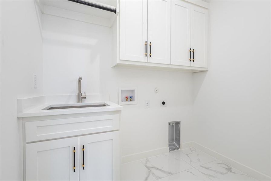 Furnished interior view inside a new home in , Colleyville (Image 17).