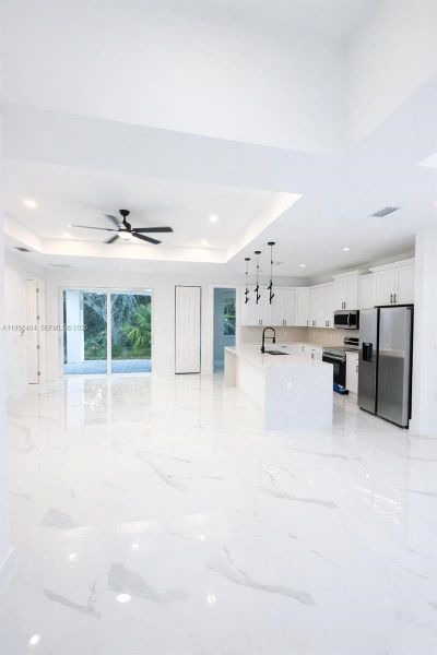 Spacious, unfurnished interior of a new home in , Lehigh Acres (Image 5).