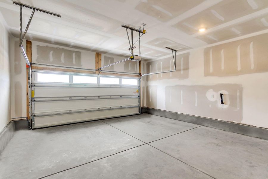 Spacious, unfurnished interior of a new home in Tidewater at Lakes of Cane Bay, Summerville (Image 38).