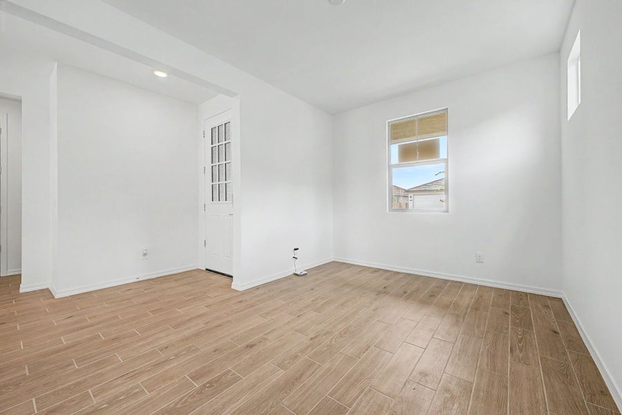 Spacious, unfurnished interior of a new home in Soleo, San Tan Valley (Image 7).