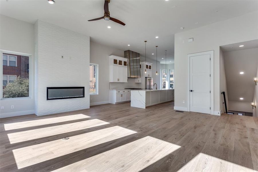 12 foot ceilings throughout the 2nd floor 12 foot ceilings throughout the 2nd floor