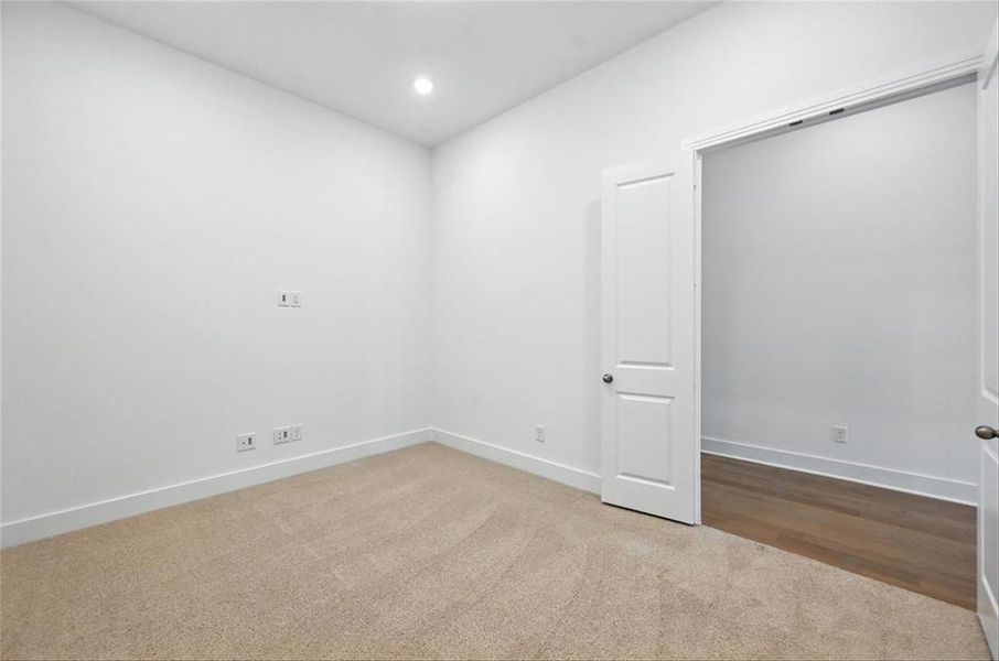 Spacious, unfurnished interior of a new home in Dove Hollow, Waxahachie (Image 13).