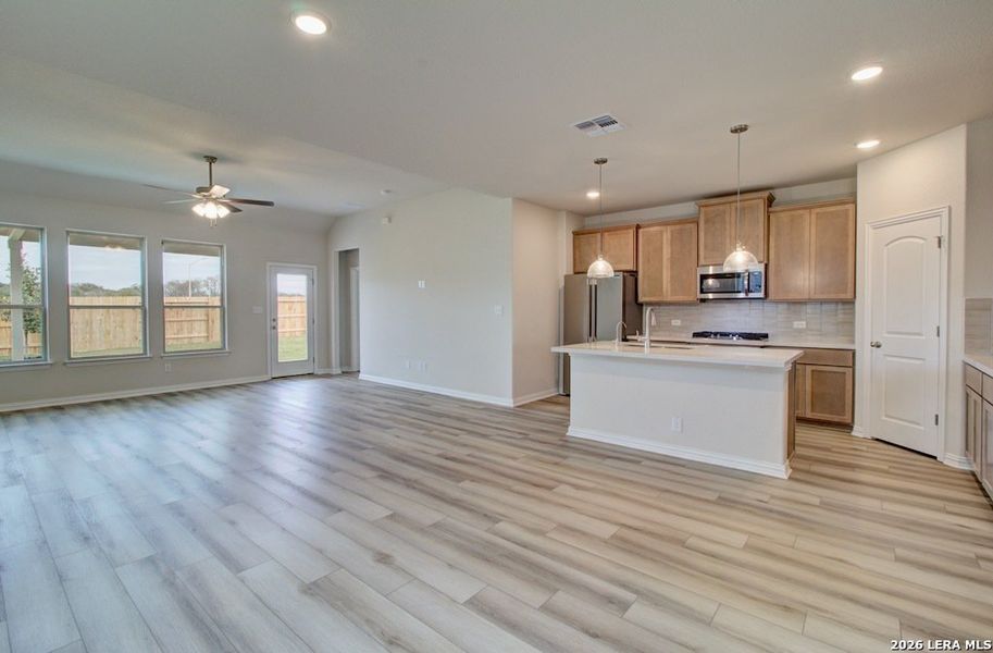 Spacious, unfurnished interior of a new home in Stream Waters, Seguin (Image 24).