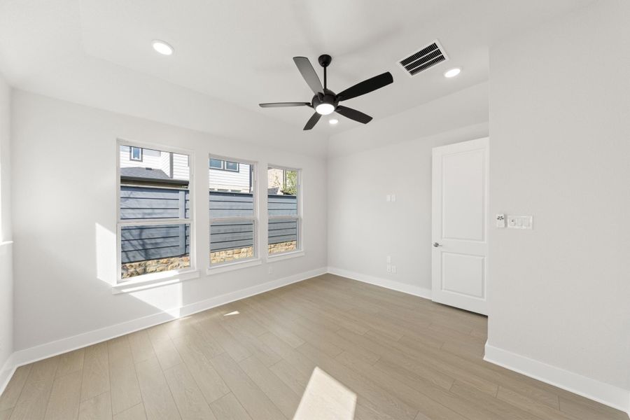 Spacious, unfurnished interior of a new home in Garden Collection at Union Park, Little Elm (Image 16).