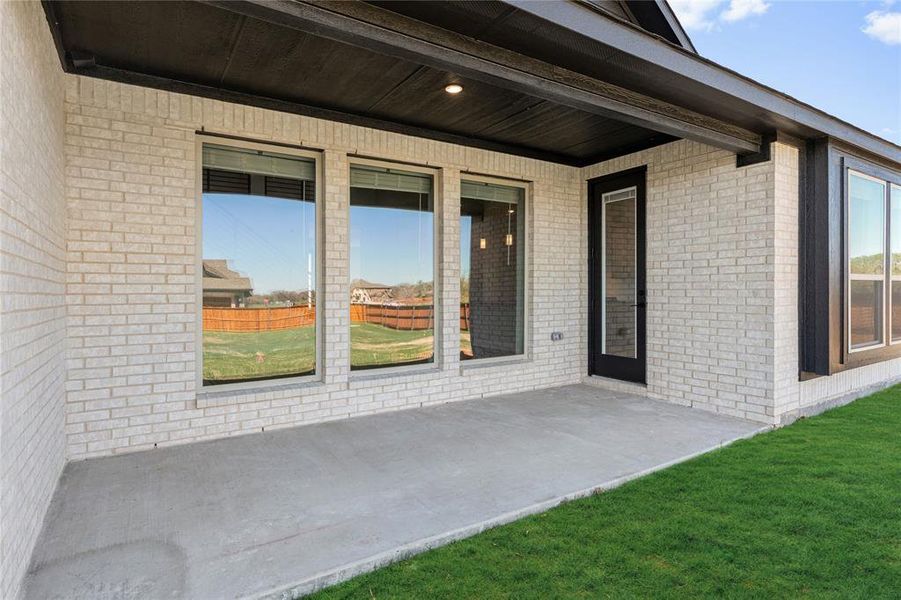 Exterior details and patio area of a home in Glenbrook, Red Oak (Image 4).