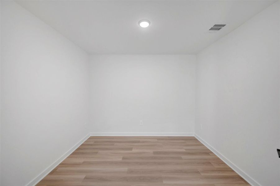 Spacious, unfurnished interior of a new home in Lone Star Landing, Montgomery (Image 15).