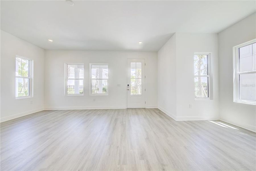Spacious, unfurnished interior of a new home in Bungalow Walk at Lakewood Ranch, Sarasota (Image 31).