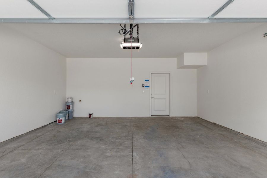Spacious, unfurnished interior of a new home in The Commons at Victory Ridge, Colorado Springs (Image 25).