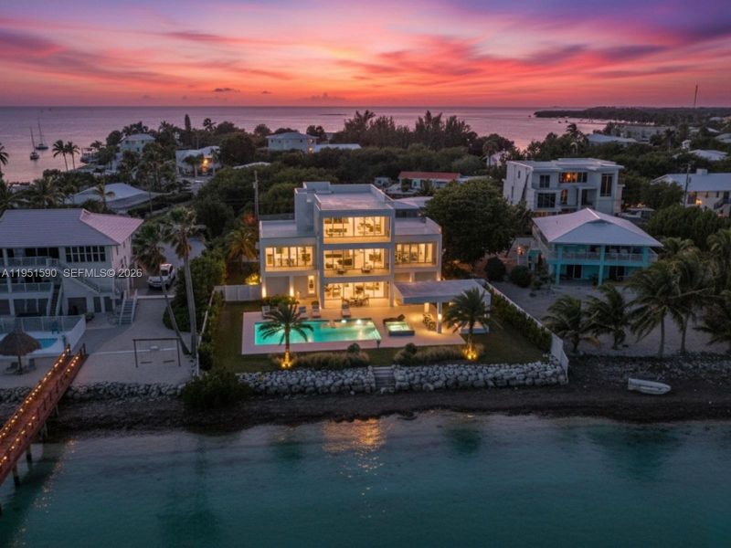 Condo located in Marathon, FL showcasing its design and architecture (Image 6).