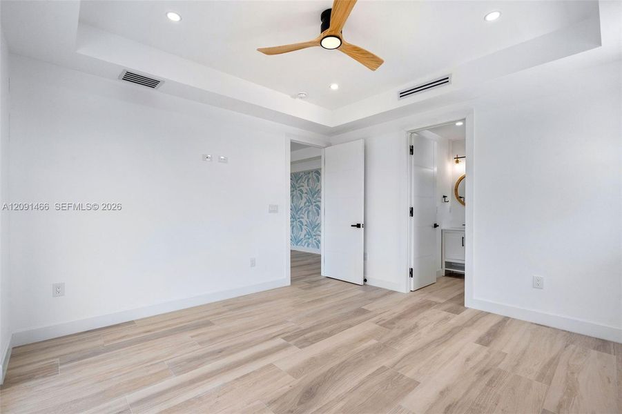 Spacious, unfurnished interior of a new home in , Tavernier (Image 70).