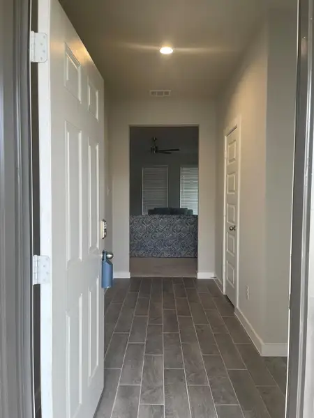 Spacious, unfurnished interior of a new home in Huntington Place, Rosharon (Image 11).