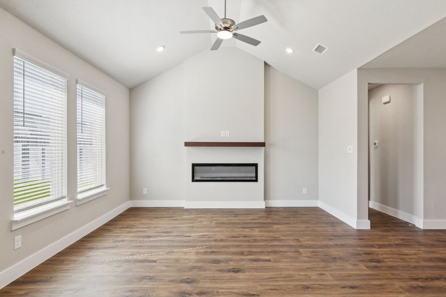 Spacious, unfurnished interior of a new home in Painted Tree Woodland West, McKinney (Image 18).