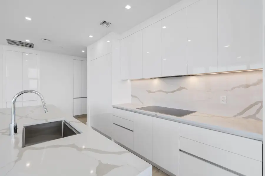 220 Lake Shore Drive - 15.jpg-FULL