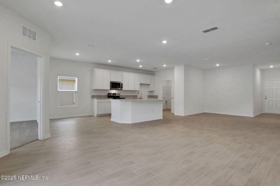 Spacious, unfurnished interior of a new home in Bellbrooke, Jacksonville (Image 34).