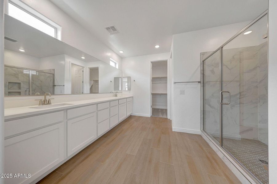 1025_Crimson_14786_OwnersBath