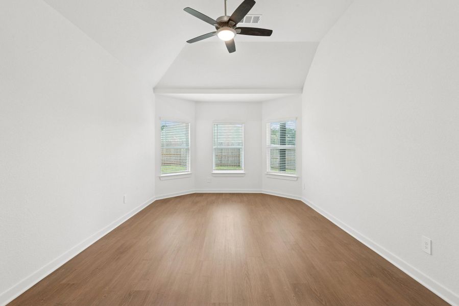 Spacious, unfurnished interior of a new home in Lone Star Landing, Montgomery (Image 30).