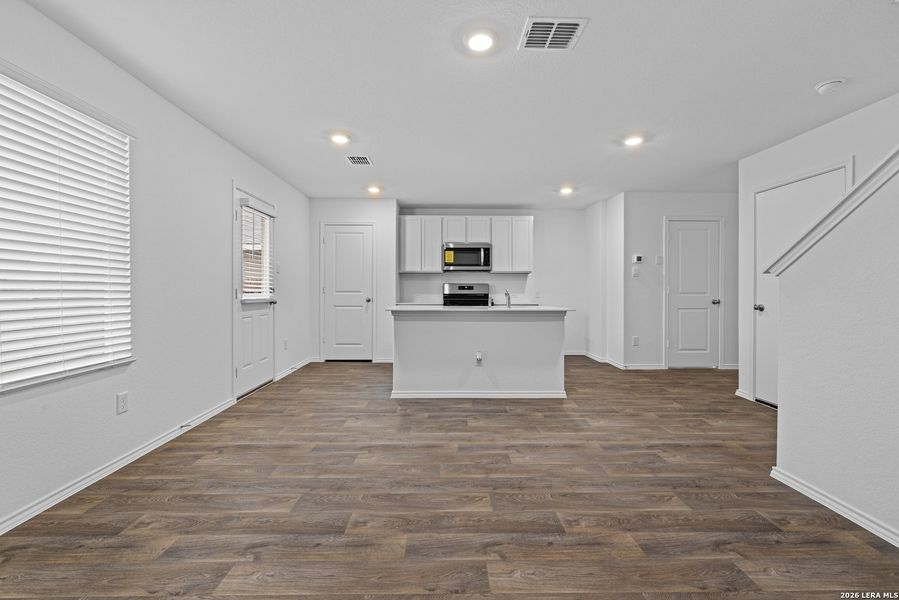 Spacious, unfurnished interior of a new home in Avenida, Converse (Image 17).