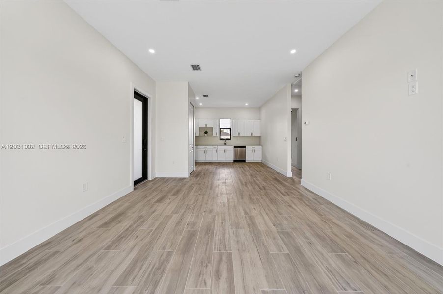 Spacious, unfurnished interior of a new home in , Naples (Image 33).