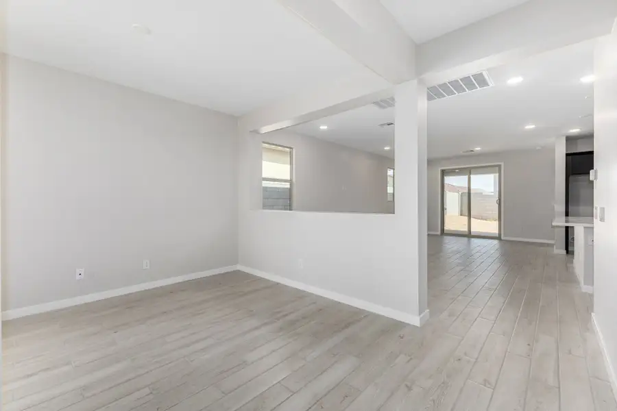 Spacious, unfurnished interior of a new home in Sunrise, Sun City West (Image 7).