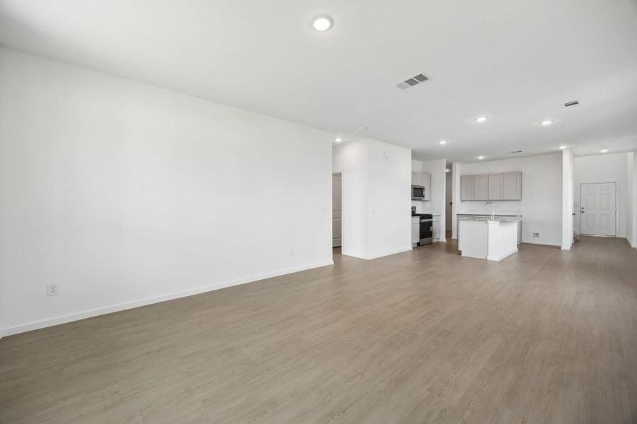 Spacious, unfurnished interior of a new home in River Ranch, Dayton (Image 11).