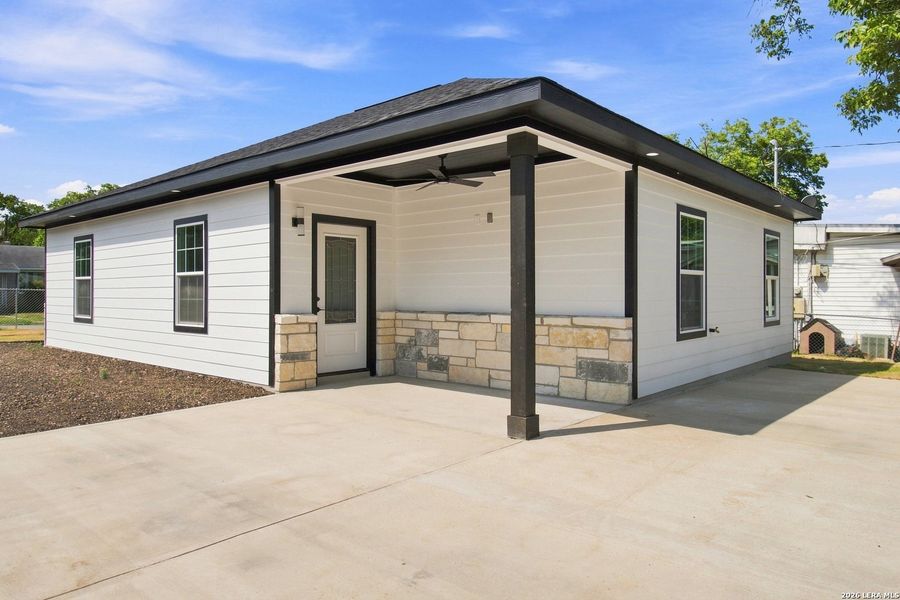 Exterior details and patio area of a home in , San Antonio (Image 17).